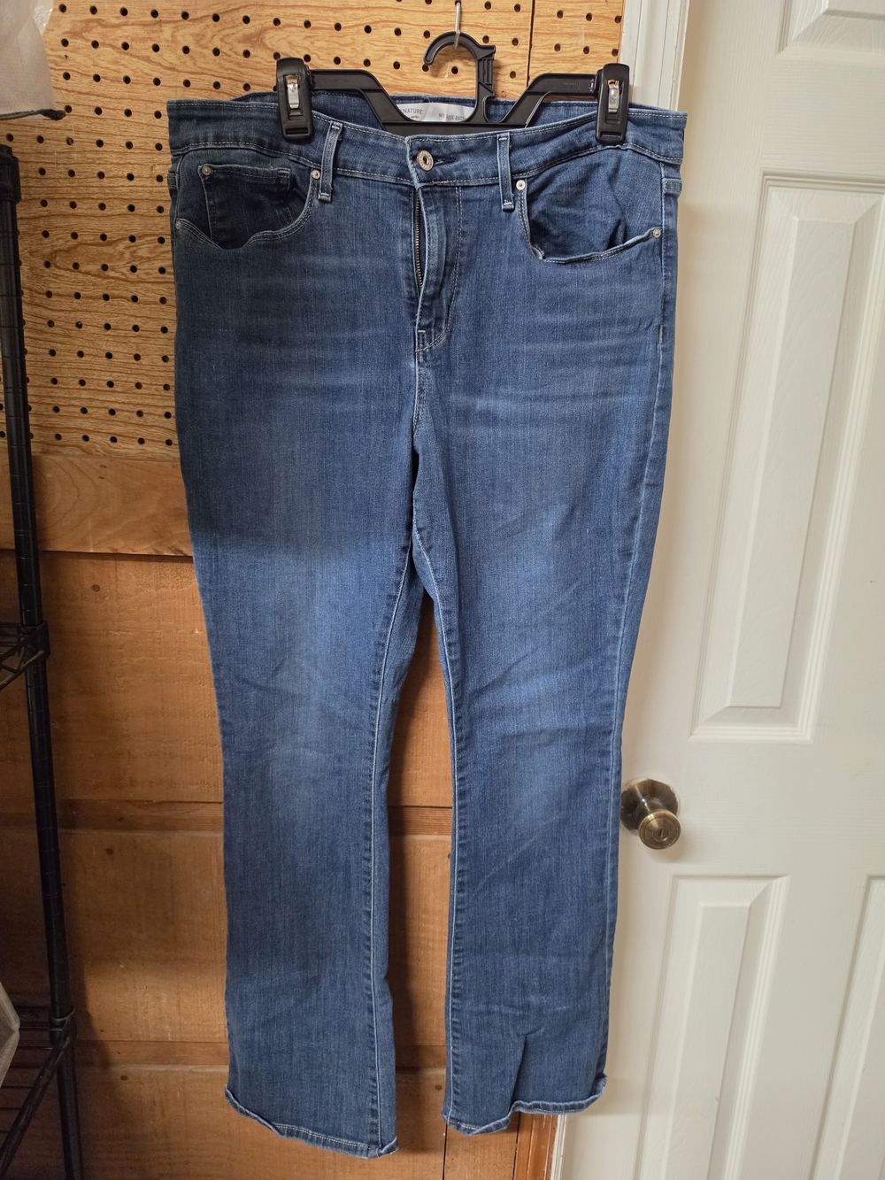 Levi's Women's Straight Leg Jeans in Medium Blue Wash